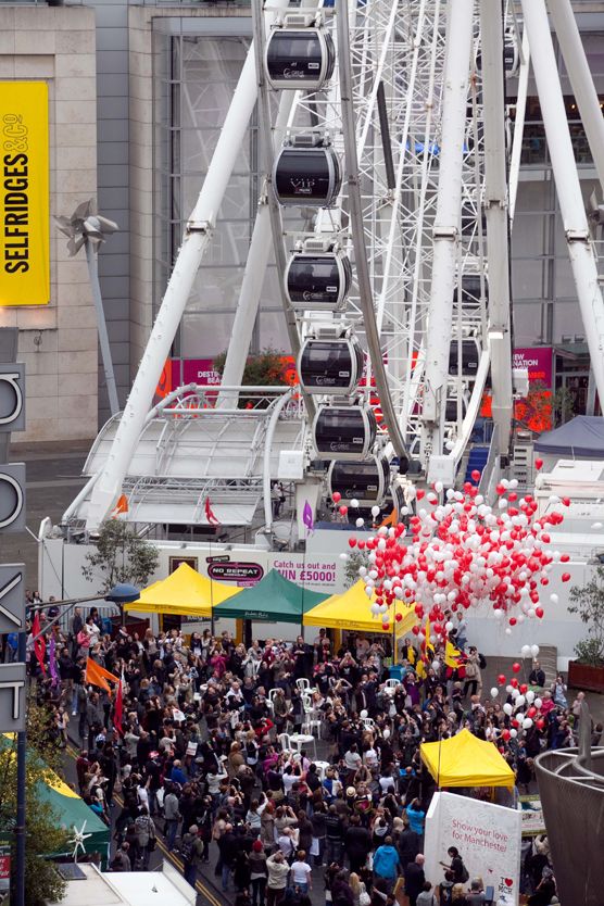 Manchester i love Mcr released 800 balloons