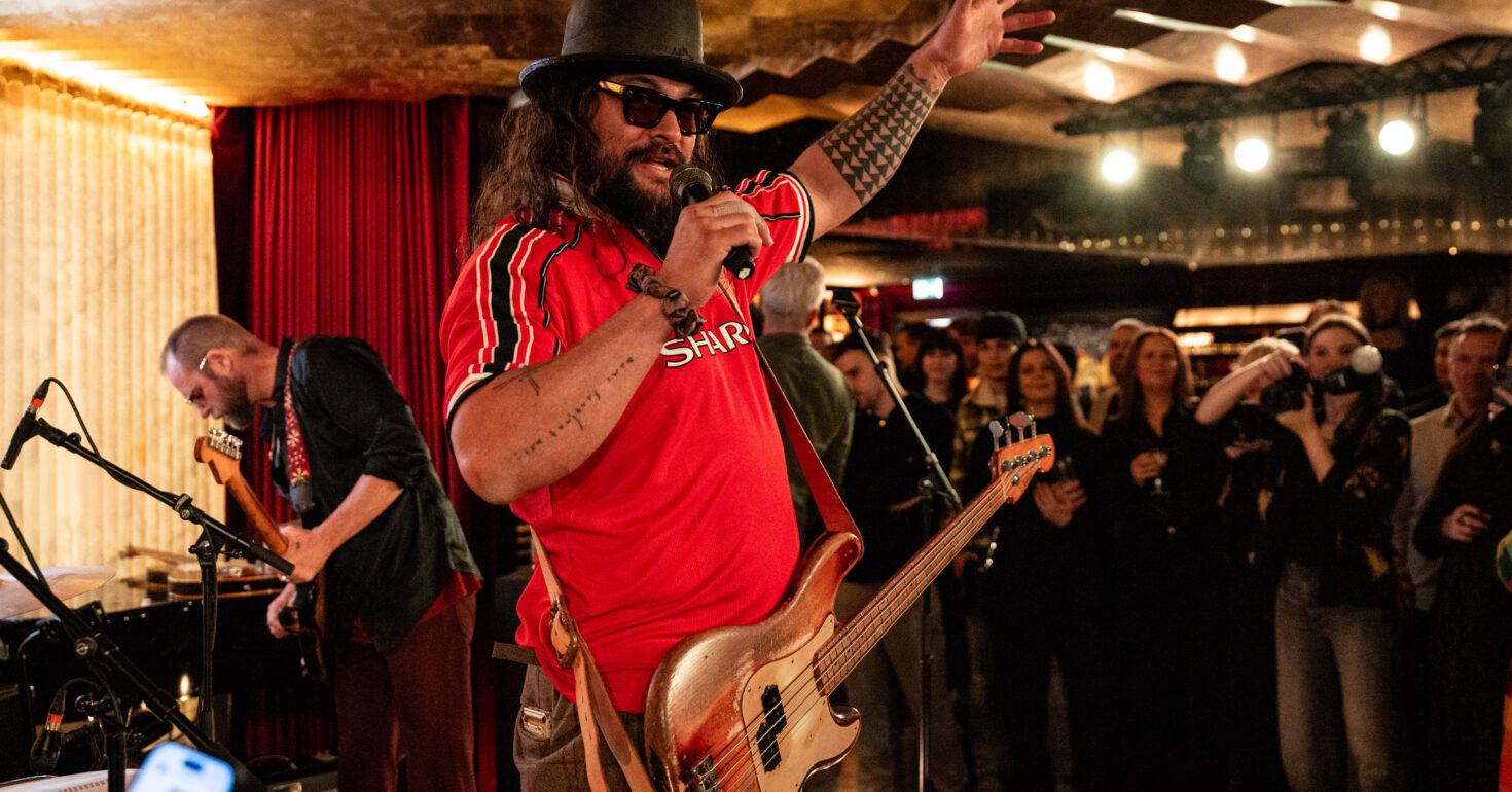 United Kingdom, Manchester: 1 Feb 2026
Manchester, UK — Sunday 1 February —  Jason Momoa arrives at Louis restaurant in Manchester this weekend to perform with his band Öof Tatatá.

Credit: James Speakman